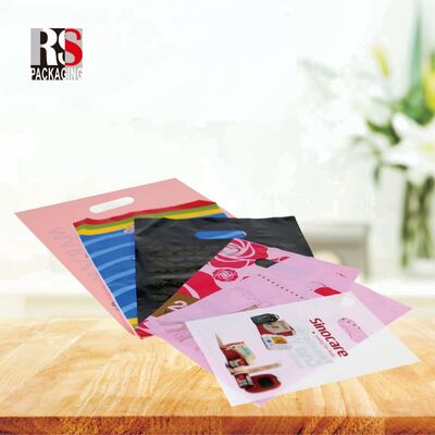comprar Bolsa de mano personalizada Bolsa de plástico de embalaje Bolsas de compras de mano Diseño ligero y portátil Impresión de patrones de superficie Fabricación en línea